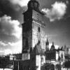 Ratusz wraz z XVIII-to wiecznym neogotyckim odwachem zburzonym w 1946 roku